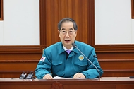 한덕수 국무총리가 정부가 의과대학 정원 2천명 확대를 발표한 뒤에도 전공의를 중심으로 한 의사들의 반발이 계속되고 있는 22일 서울 종로구 정부서울청사에서 열린 ‘의사 집단행동 대응 중앙재난안전대책본부 회의’에 참석해 발언하고 있다.