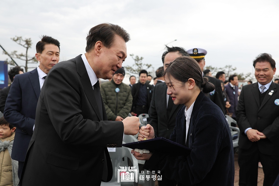 윤석열 대통령이 22일 경기도 평택 소재 해군 제2함대사령부에서 거행된 ‘제9회 서해수호의날 기념식’에서 ‘아빠에게 보내는 편지’를 낭독한 천안함 피격 고(故) 김태석 원사의 자녀 김해봄 씨를 격려하고 있다. 