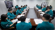 조규홍 보건복지부 장관이 17일 의사 집단행동 중앙사고수습본부 제17차 회의를 주재하고 있다. 이날 회의에서는 의사 집단행동 현황, 비상진료체계 운영현황 등을 점검했다.