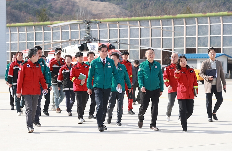 이한경 행정안전부 재난안전관리본부장이 23일 경남 함양산림항공관리소를 방문해 공중진화체계를 점검하고 있다. 