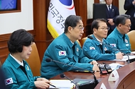 한덕수 국무총리가 정부가 의과대학 정원 2천명 확대를 발표한 뒤에도 전공의를 중심으로 한 의사들의 반발이 계속되고 있는 22일 서울 종로구 정부서울청사에서 열린 ‘의사 집단행동 대응 중앙재난안전대책본부 회의’에 참석해 정부의 의료 개혁 의지에 대해 발언하고 있다.
