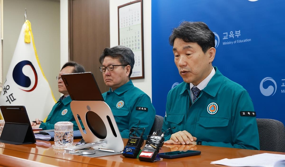 이주호 부총리 겸 교육부 장관이 정부의 의과대학 정원 2천명 확대 발표 뒤에도 의사와 의대생들의 집단행동이 계속되고 있는 22일 서울 종로구 정부서울청사에서 화상회의로 열린 ‘의대 운영대학 총장 간담회’에서 발언하고 있다. 이번 간담회는 의과대학 정원 배정 발표 이후 개최되는 첫 간담회로, 의대 증원에 따른 각 대학의 교육 여건 조성을 위한 지원방안에 대해 논의하고, 의과대학의 정상적 학사 운영과 학생들의 복귀 독려를 위한 대학의 적극적인 협조를 요청하기 위해 마련되었다. 