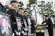 윤석열 대통령이 22일 경기도 평택 소재 해군 제2함대사령부에서 제2연평해전 전승비를 찾아 참배하고 있다. 