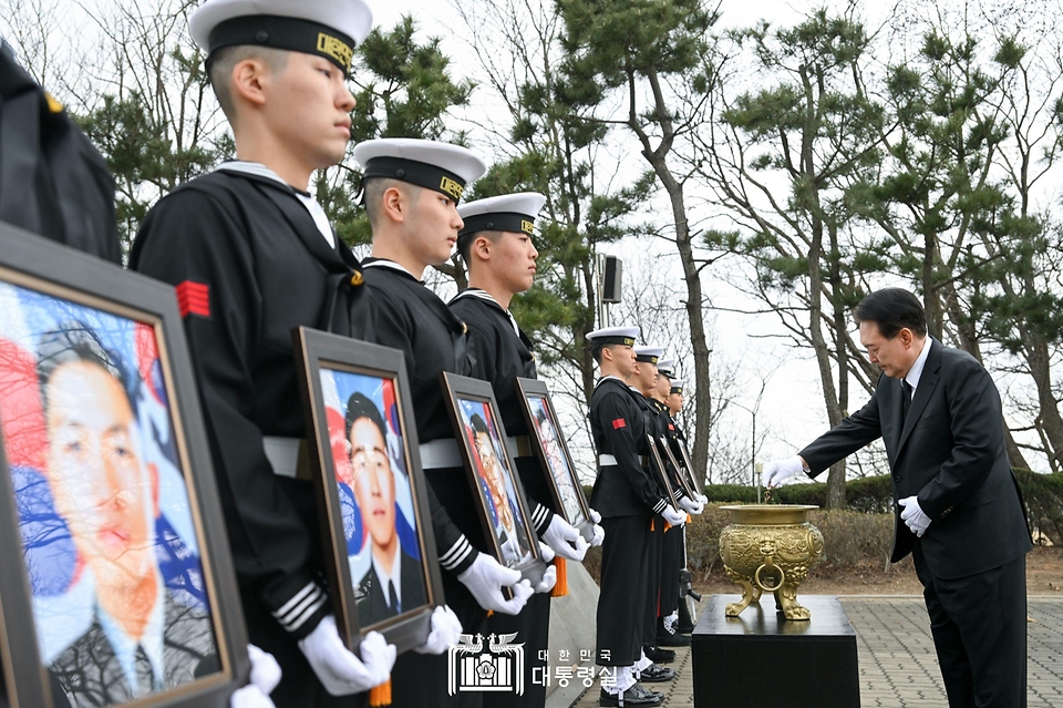 윤석열 대통령이 22일 경기도 평택 소재 해군 제2함대사령부에서 제2연평해전 전승비를 찾아 참배하고 있다. 