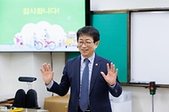 박상우 국토교통부 장관이 22일 서울 관악구 신우초등학교를 방문해 늘봄학교 재능기부를 위한 일일강사로 참여해 교통안전교육을 진행하고 있다.
