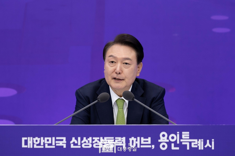윤석열 대통령이 25일 경기도 용인특례시청에서 ‘대한민국 신성장동력 허브, 용인특례시’를 주제로 열린 ‘스물세 번째 국민과 함께하는 민생토론회’에서 발언하고 있다.