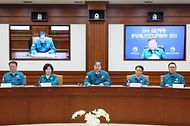 한덕수 국무총리가 정부가 의과대학 정원 2천명 확대를 발표한 뒤에도 전공의를 중심으로 한 의사들의 반발이 계속되고 있는 22일 서울 종로구 정부서울청사에서 열린 ‘의사 집단행동 대응 중앙재난안전대책본부 회의’에 참석해 발언을 시작하고 있다.