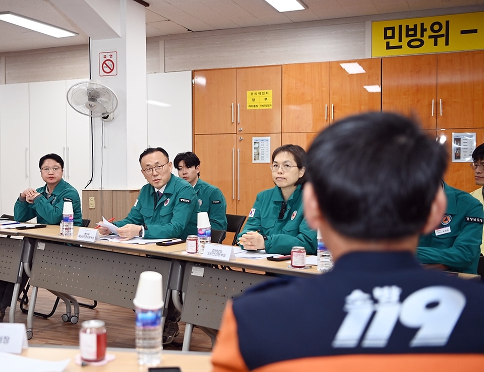 이한경 행정안전부 재난안전관리본부장이 22일 제62회 진해군항제가 개최되는 경남 창원시 진해구의 여좌동 행정복지센터를 방문해 축제 안전관리 현황과 애로사항을 청취하고 있다.