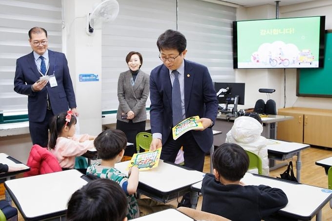 박상우 국토교통부 장관이 22일 서울 관악구 신우초등학교를 방문해 늘봄학교 재능기부를 위한 일일강사로 참여해 교통안전교육을 진행하고 있다.