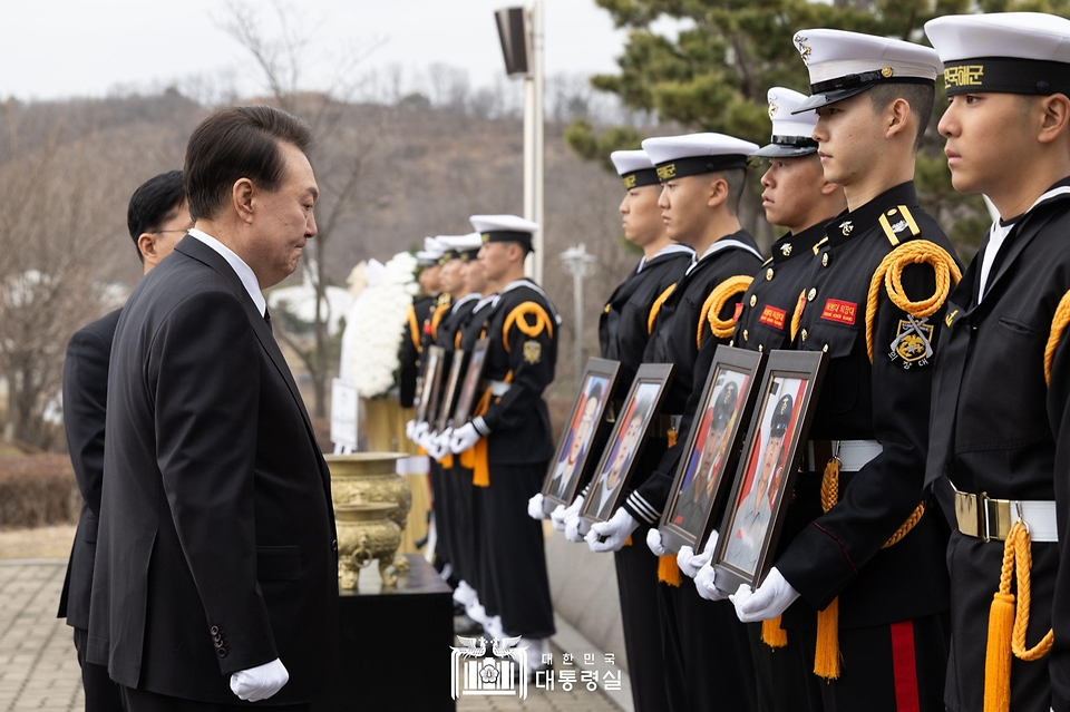 윤석열 대통령이 22일 경기도 평택 소재 해군 제2함대사령부에서 제2연평해전 전승비를 찾아 참배하고 있다. 