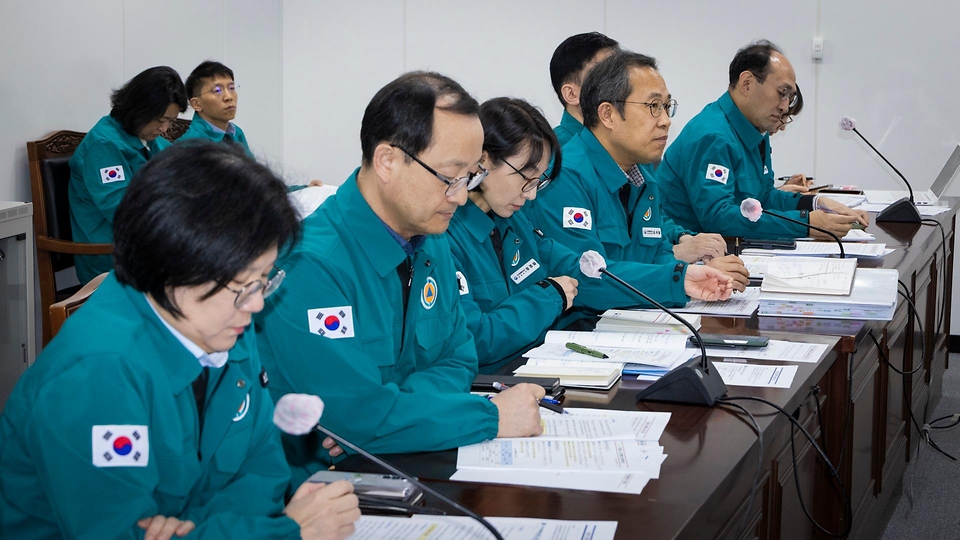 조규홍 보건복지부 장관이 17일 의사 집단행동 중앙사고수습본부 제17차 회의를 주재하고 있다. 이날 회의에서는 의사 집단행동 현황, 비상진료체계 운영현황 등을 점검했다.
