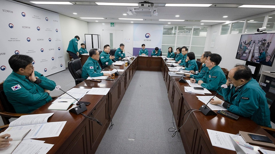 조규홍 보건복지부 장관이 17일 의사 집단행동 중앙사고수습본부 제17차 회의를 주재하고 있다. 이날 회의에서는 의사 집단행동 현황, 비상진료체계 운영현황 등을 점검했다.