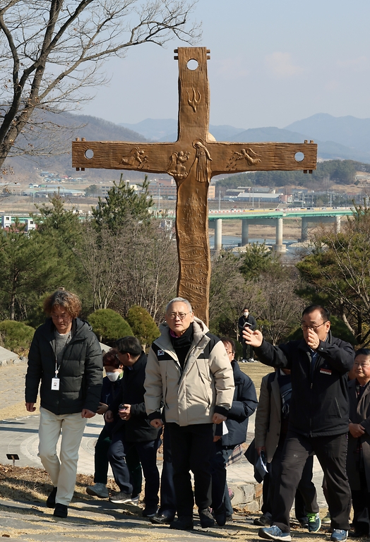 유인촌 문화체육관광부 장관이 21일 충남 공주시를 방문해 종교문화유산의 길을 걸으며 천주교황새바위순교성지를 둘러보고 있다.