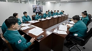 조규홍 보건복지부 장관이 17일 의사 집단행동 중앙사고수습본부 제17차 회의를 주재하고 있다. 이날 회의에서는 의사 집단행동 현황, 비상진료체계 운영현황 등을 점검했다.