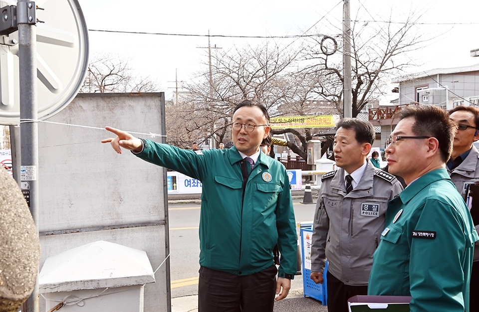 이한경 행정안전부 재난안전관리본부장이 22일 제62회 진해군항제가 개최되는 경남 창원시 진해구 여좌천을 방문해 벚꽃길 관람객에 대한 안전관리 및 시설물 안전관리 이행실태 현황 등을 점검하고 있다.