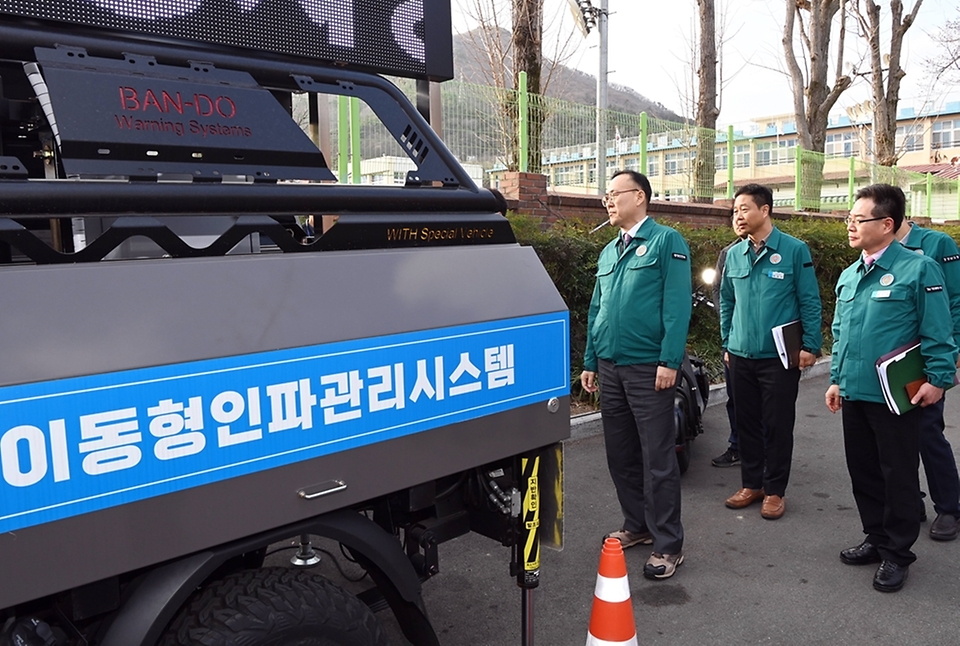 이한경 행정안전부 재난안전관리본부장이 22일 제62회 진해군항제가 개최되는 경남 창원시 진해구 여좌천을 방문해 이동형 인파관리시스템을 점검하고 있다. 