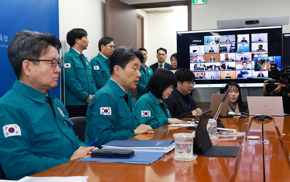 이주호 부총리 겸 교육부 장관이 정부의 의과대학 정원 2천명 확대 발표 뒤에도 의사와 의대생들의 집단행동이 계속되고 있는 22일 서울 종로구 정부서울청사에서 화상회의로 열린 ‘의대 운영대학 총장 간담회’에서 발언하고 있다. 이번 간담회는 의과대학 정원 배정 발표 이후 개최되는 첫 간담회로, 의대 증원에 따른 각 대학의 교육 여건 조성을 위한 지원방안에 대해 논의하고, 의과대학의 정상적 학사 운영과 학생들의 복귀 독려를 위한 대학의 적극적인 협조를 요청하기 위해 마련되었다. 