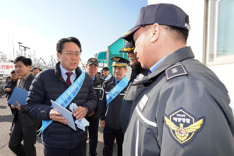 강도형 해양수산부 장관이 21일 부산 서구 부산공동어시장에서 열린 릴레이 어선 사고 예방을 위한 안전 캠페인에 참석해 사고예방 안전수칙 준수 등을 다짐하는 가두캠페인을 진행하고 있다.