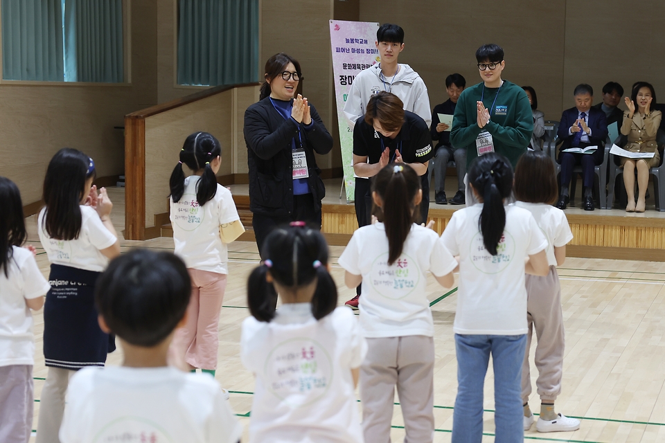 장미란 문화체육관광부 제2차관이 25일 경기도 용인시 기흥구 마성초등학교 체육관에서 진행된 2024년도 늘봄학교 초1 맞춤형 프로그램 배구교실에서 인사를 하고 있다.