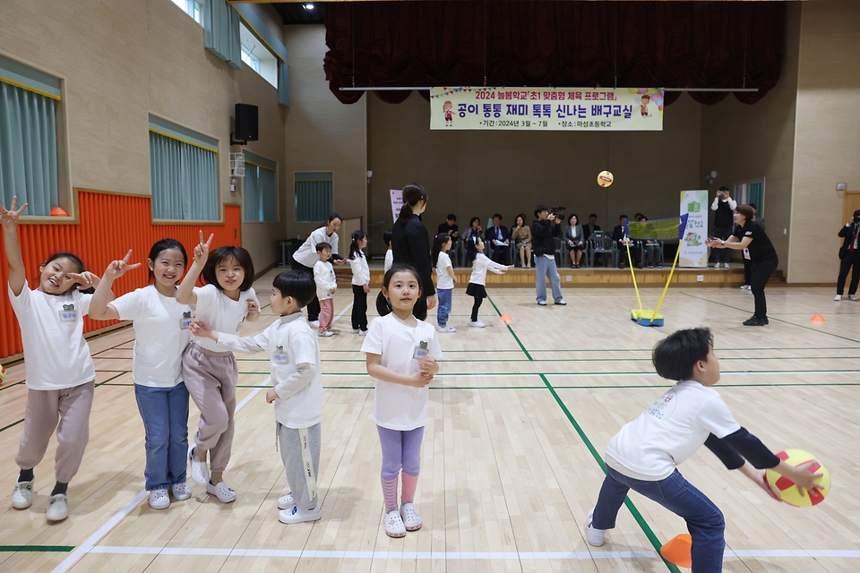 25일 경기도 용인시 기흥구 마성초등학교 체육관에서 진행된 2024년도 늘봄학교 초1 맞춤형 프로그램 배구교실에서 참여 학생들이 배구를 배우고 있다.