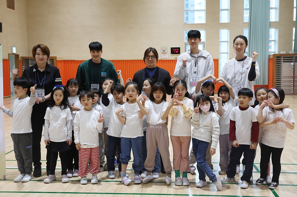 장미란 문화체육관광부 제2차관이 25일 경기도 용인시 기흥구 마성초등학교 체육관에서 진행된 2024년도 늘봄학교 초1 맞춤형 프로그램 배구교실에서 기념촬영을 하고 있다.