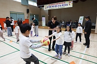 25일 경기도 용인시 기흥구 마성초등학교 체육관에서 열린 2024년 늘봄학교 초1 맞춤형 프로그램 배구교실에서 참여 학생들이 배구를 배우고 있다. 