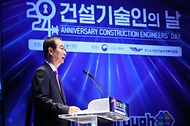 한덕수 국무총리가 25일 서울 강남구 건설회관에서 열린 ‘건설기술인의 날 기념식’에 참석해 축사하고 있다.