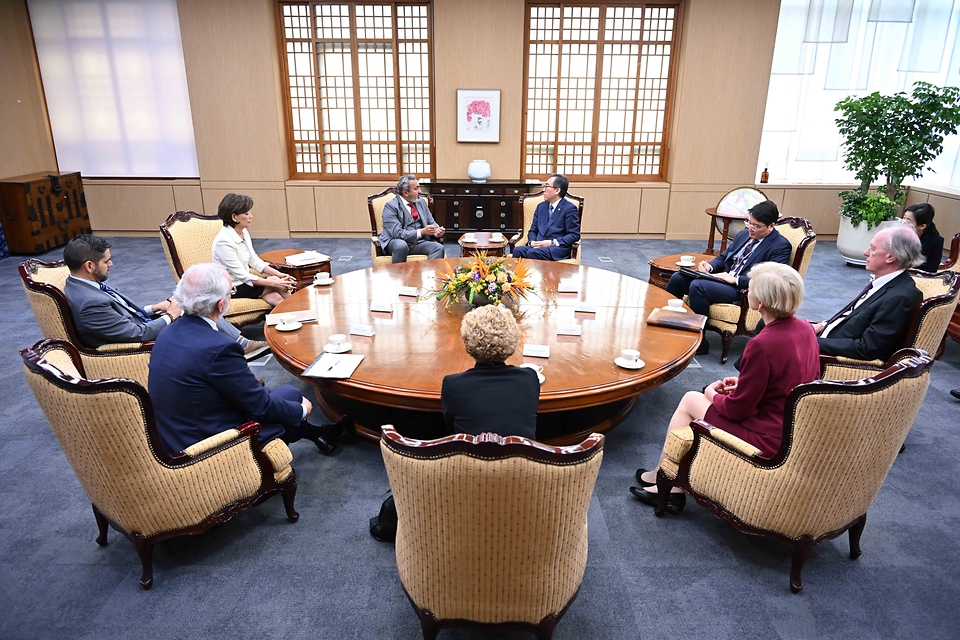 조태열 외교부 장관이 25일 서울 종로구 외교부에서 방한 중인 미국 하원 코리아스터디그룹(CSGK) 대표단과 면담하고 있다. 이날 면담에서는 한미관계, 한반도 문제, 지역·글로벌 협력 등 상호 관심사에 대해 의견을 교환했다.