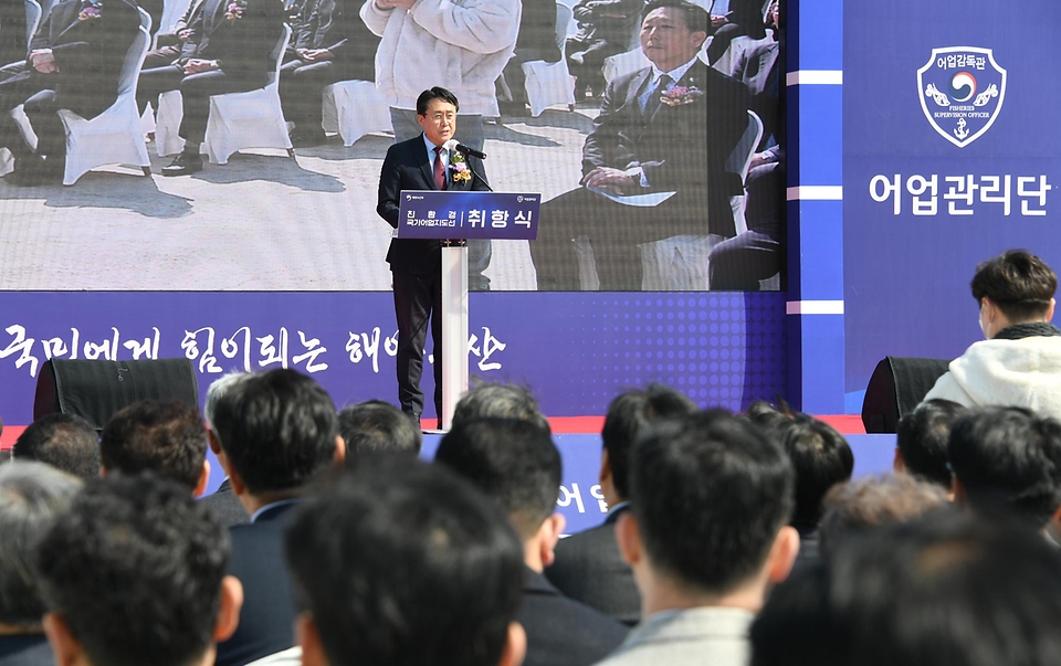 강도형 해양수산부 장관이 21일 부산 기장군 소재 동해어업관리단 전용부두에서 열린 친환경 하이브리드 국가어업지도선 취항식에 참석해 발언하고 있다.