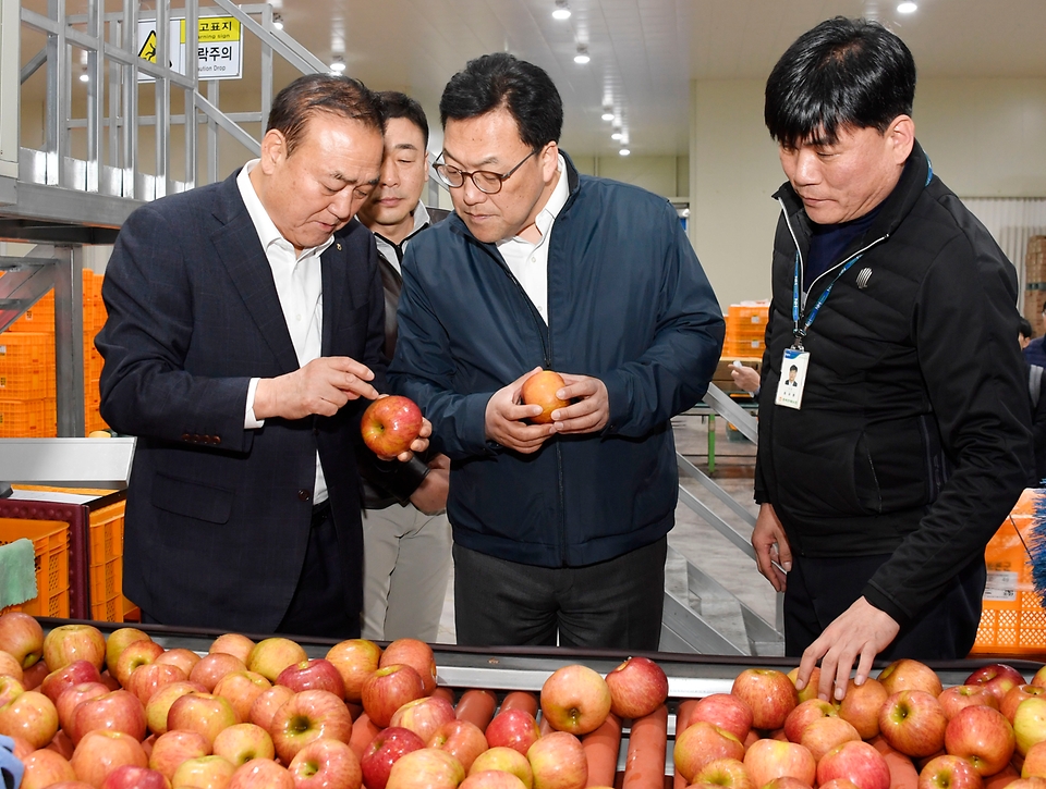 김병환 기획재정부 차관이 26일 충북 보은군 보은 과수거점 산지유통센터(APC)헤 방문해 사과 유통 현황을 점검하고 있다. 