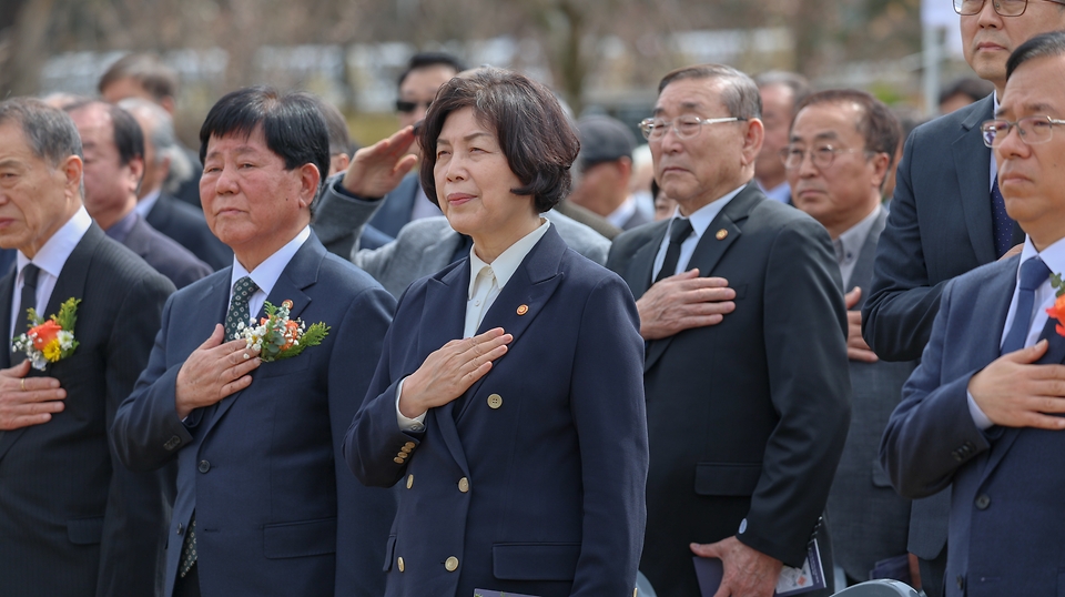 강정애 국가보훈부 장관이 27일 오후 대전시 유성구 국립대전현충원 내 보훈동산에서 열린 무후독립 및 미귀환 국군포로 추모시설 제막식에 참석하여 주요내빈과 함께 국민의례를 하고 있다. 