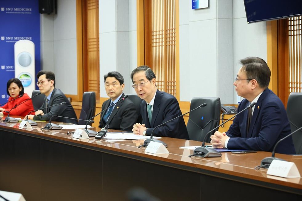 한덕수 국무총리가 26일 서울 종로구 서울대 연건캠퍼스 내 의과대학 대회의실에서 의료계 관계자들과 의료 개혁 현안 논의를 위한 간담회에 참석해 발언하고 있다. 