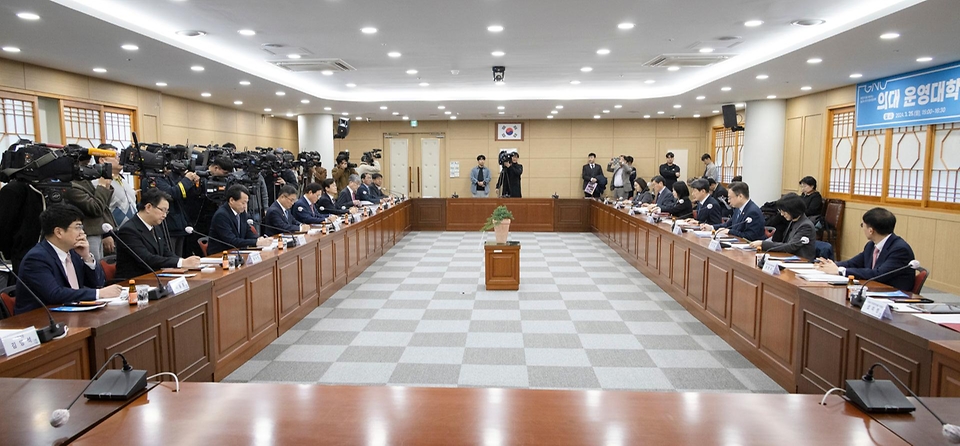 조규홍 보건복지부 장관이 25일 경남 진주시 경상국립대학교에서 열린 의대 운영대학 현장 간담회에 이주호 부총리 겸 교육부장관과 함께 참석했다.