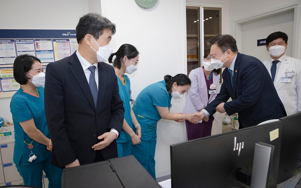 조규홍 보건복지부 장관이 25일 경남 진주시 국립경상대학병원 암센터를 둘러보며 의료진을 격려하고 있다.
