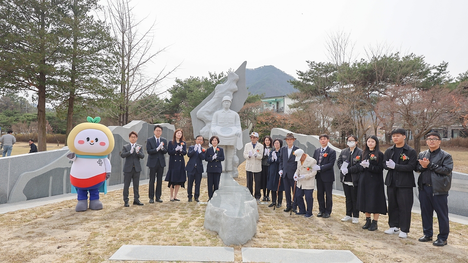 강정애 국가보훈부 장관이 27일 오후 대전시 유성구 국립대전현충원 내 보훈동산에서 열린 무후독립 및 미귀환 국군포로 추모시설 제막식에 참석하여 미귀환 국군포로 조형물앞에서 제막식을 하고 있다.