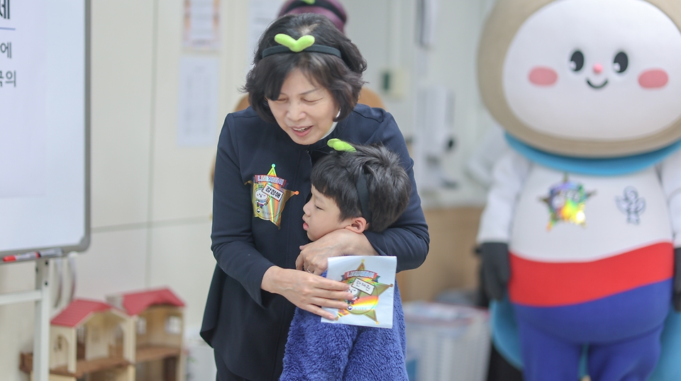 강정애 국가보훈부 장관이 25일 오후 서울시 은평구 서울갈현초등학교에서 열린 늘봄학교 일일강사 참여 수업에 방문하여 초등학생들에게 나라지킴이 배지 수여식을 하고 있다.