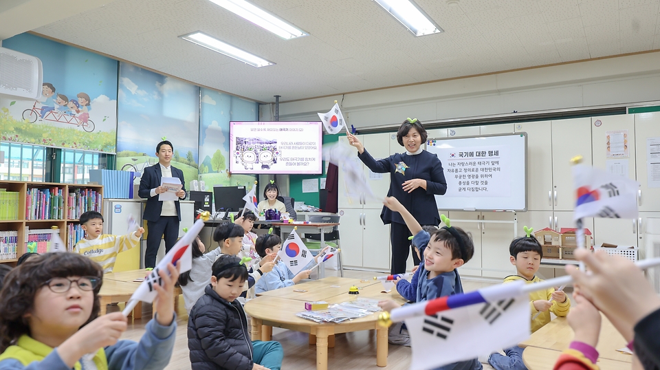 강정애 국가보훈부 장관이 25일 오후 서울시 은평구 서울갈현초등학교에서 열린 늘봄학교 일일강사 참여 수업에 방문하여 초등학생들에게 오늘부터 나는 나라지킴이라는 주제로 특별수업을 하고 있다.