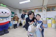 강정애 국가보훈부 장관이 25일 오후 서울시 은평구 서울갈현초등학교에서 열린 늘봄학교 일일강사 참여 수업에 방문하여 수업을 마치고 학생들과 기념촬영을 하고 있다. 