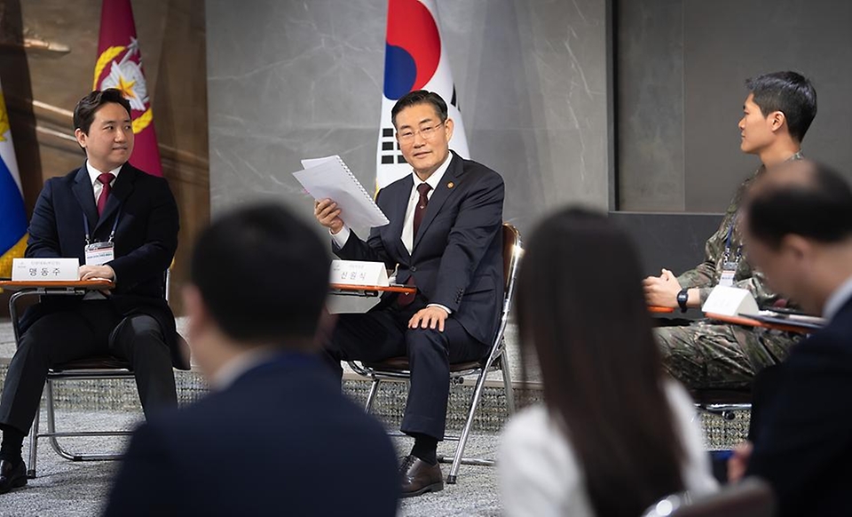 신원식 국방부 장관이 25일 서울 용산구 국방부에서 열린 ‘제1기 국방부 2030 자문단 출범식’에서 자문단원들의 말을 청취하고 있다.
