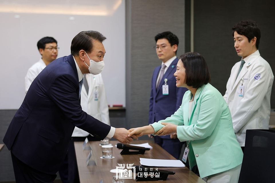 윤석열 대통령이 26일 충북 청주 한국병원을 방문해 병원 의료진과 간담회를 시작하기 앞서 인사하고 있다.