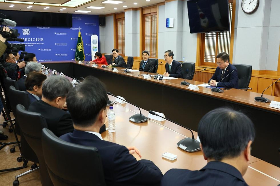 한덕수 국무총리가 26일 서울 종로구 서울대 연건캠퍼스 내 의과대학 대회의실에서 의료계 관계자들과 의료 개혁 현안 논의를 위한 간담회에 참석해 발언하고 있다. 