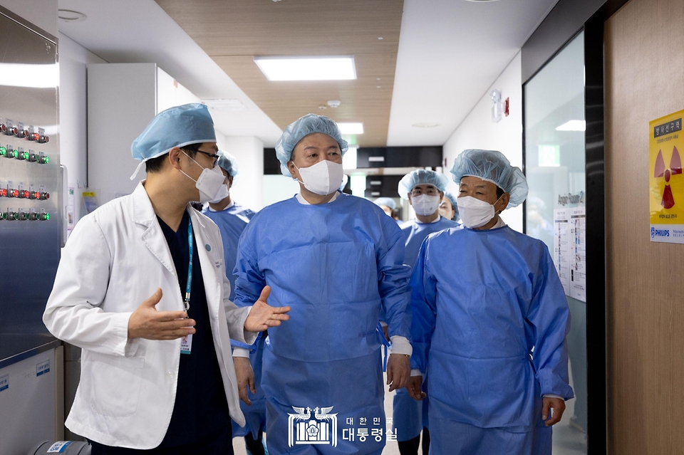 윤석열 대통령이 26일 충북 청주 한국병원을 방문해 병원 심혈관센터장의 안내에 따라 심혈관센터로 이동하고 있다. 