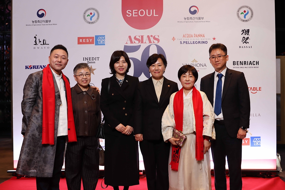 송미령 농림축산식품부 장관이 26일 서울 강남구 그랜드 인터컨티넨탈 서울 파르나스에서 열린 ‘아시아 50 베스트 레스토랑’에서 참석자들과 기념 촬영을 하고 있다.