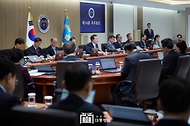 윤석열 대통령이 26일 서울 용산 대통령실 청사에서 열린 ‘제14회 국무회의’를 주재하고 있다.