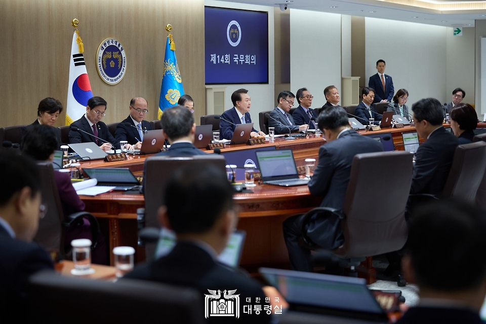 윤석열 대통령이 26일 서울 용산 대통령실 청사에서 열린 ‘제14회 국무회의’를 주재하고 있다.