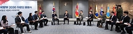 신원식 국방부 장관이 25일 서울 용산구 국방부에서 열린 ‘제1기 국방부 2030 자문단 출범식’에서 자문단원들과 대화하고 있다.