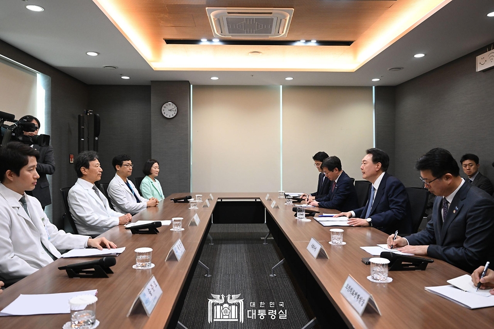 윤석열 대통령이 26일 충북 청주 한국병원을 방문해 병원 의료진과 간담회를 하고 있다.