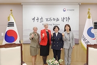 강정애 국가보훈부 장관이 25일 오전 서울시 용산구 서울지방보훈청에서 열린 타마라 모휘니 주한 캐나다 대사를 만나 환담후 기념촬영을 하고 있다.