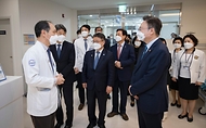 조규홍 보건복지부 장관이 25일 경남 진주시 국립경상대학병원 암센터를 둘러보고 있다.