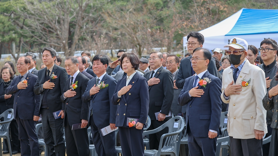 강정애 국가보훈부 장관이 27일 오후 대전시 유성구 국립대전현충원 내 보훈동산에서 열린 무후독립 및 미귀환 국군포로 추모시설 제막식에 참석하여 주요내빈과 함께 국민의례를 하고 있다.